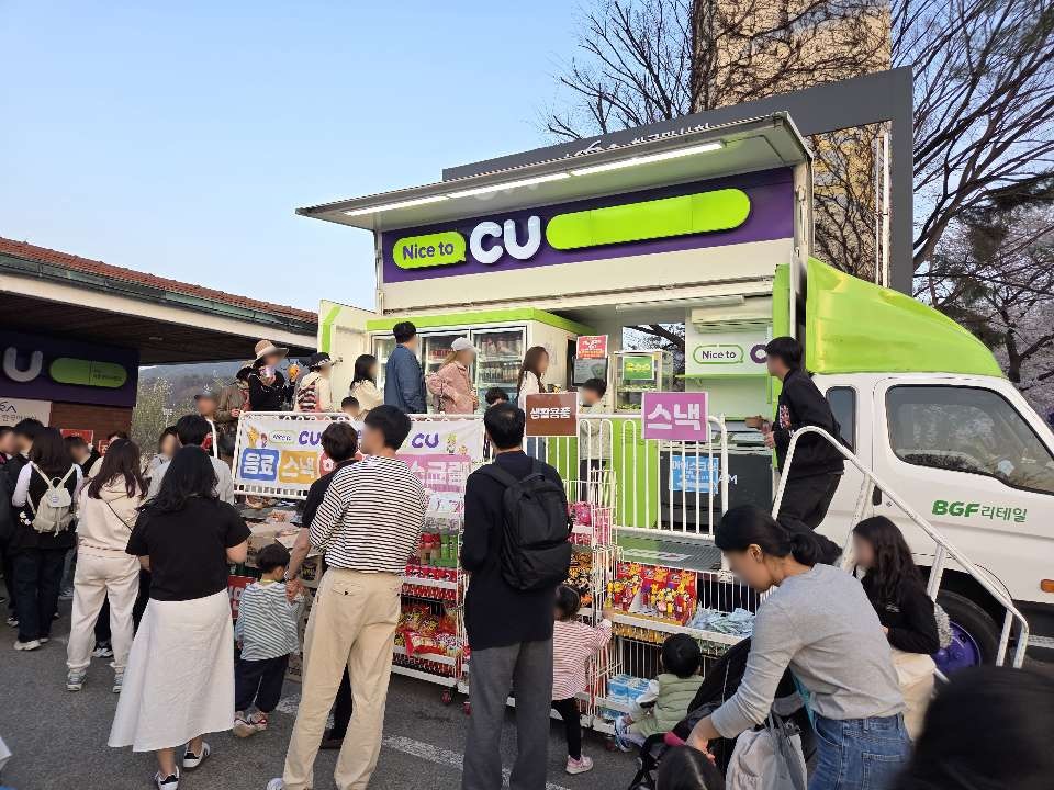 1744762109097823_CU 이동형 편의점_과천 렛츠런파크 벚꽃축제_1.jpg